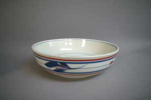 Un plat en porcelaine de Tobé